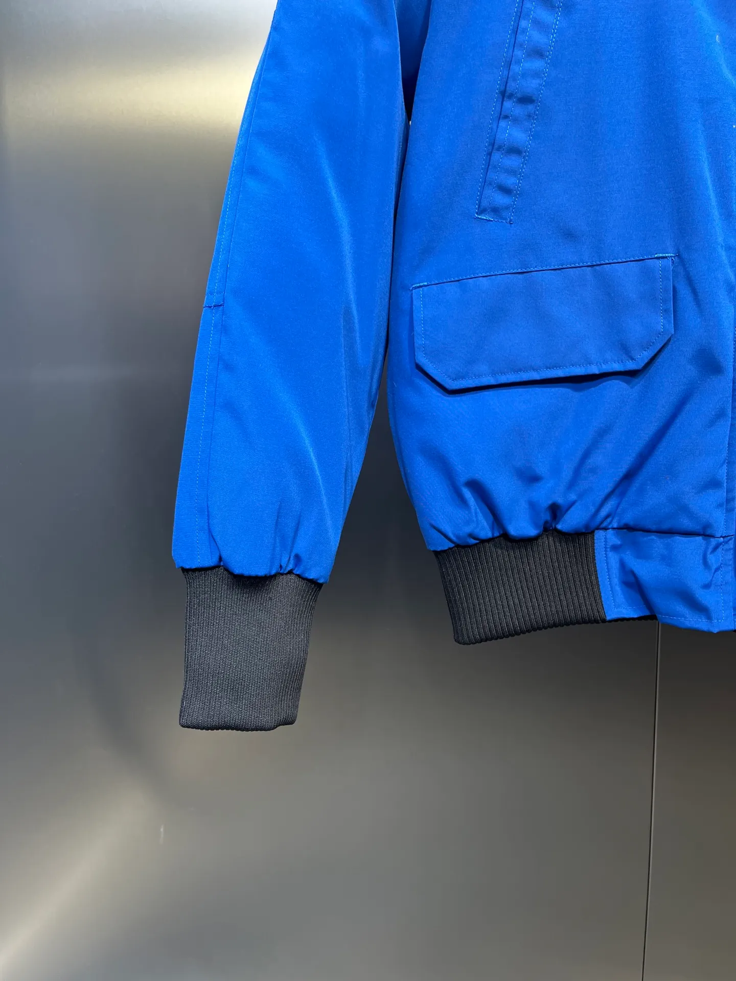 P780 CANADA GOOES 02 model Chilliwa bomber jacket 02 model, chosen by Arctic and Antarctic scientific expedition teams as their cold-proof equipment, the Rolls-Royce of down jackets. ➖ Industry-leading anti-counterfeiting chip sensing. ➖ Imported Behringer embroidery machines and customized embroidery labels, the highest level and industry leading. ➖ Imported Korean 21-count polyester-cotton blended original fabric, TC85 waterproof coated fabric, water-repellent, windproof and wear-resistant. ➖ The new national standard 80 white duck down is filled with an average of 520 grams of down. The amount of down filled is industry-leading. ➖ 100% nylon lon lining with double double-layer sealing design to prevent velvet running, seamless thread design on cuffs! ➖ Western Canadian Green Wolf Collar. ➖ Yoshida YKK provides original factory-customized electroplated sliders. YKK two-way lockable zippers are tight and smooth and do not peel off paint. ➖ 3M composite Velcro is durable and the accessories and hardware are all custom-made. Note: Our copywriting is only simple and clear. Instead of bragging about the copywriting, it is better to compare and understand with samples. Only for the purest, most focused, most professional, highest quality, and highest sex!  size：xs-xl
